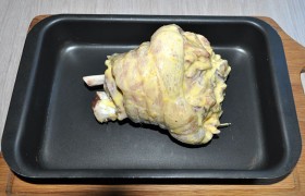 Вынимаем рульку, смазываем ее со всех сторон этим соусом и ставим в духовку еще на 30-40 минут, пока она не станет ярко-румяной. 