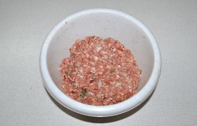 К домашнему или магазинному фаршу добавляем нашинкованную мелко половину луковицы и чеснок, овсяные хлопья (или замоченную мякоть хлеба), приправу к фаршу, соль, перец, зелень, вымешиваем, добавив для сочности молоко.