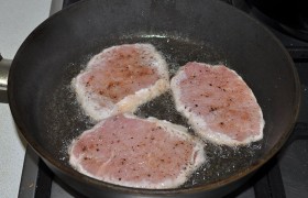 За эти несколько минут в толстодонной сковороде, которую мы поставили на сильный огонь, успело  перекалиться  масло. Выкладываем отбивные, жарим минуту. 