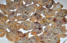 Порциями опускаем в яйца сердечки, после чего панируем в сухарях, раскладывая на тарелках. Если мы не сделаем это до жарки – то во время ее у нас просто не будет для этого времени.