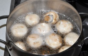Мясо оставляем, а шампиньоны, протерев влажной салфеткой, кладем в кипящую воду и  отвариваем  4-5 минут. Вынимаем, остыли – нарезаем ломтиками.