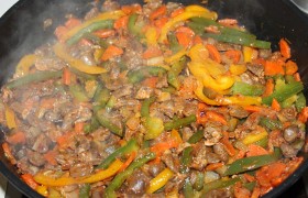 При желании тушеные с овощами сердечки можно подать с отварной картошкой, но вкусно и сытно и без нее.