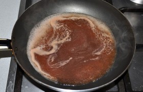 Когда мясо готово – сливаем образовавшиеся соки в сковороду, добавляем брусничное пюре и вино, даем прокипеть минуту.