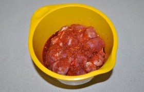 Мясо опускаем в маринад хотя  бы на полчасика, лучше – несколько часов, и его мы 2-3 раза переворачиваем.