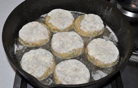 Сковороду с маслом раскаляем на огне между средним и сильным, жарим котлеты 2-3 минуты