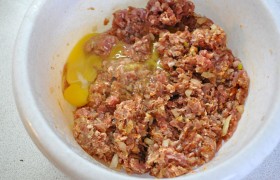 Фарш для этого рулета должен быть достаточно жирным, лучше –  домашним . В него мы добавляем очень мелко шинкованную 1 луковицу, овсяные хлопья (или замоченные кусочки батона), приправы, яйцо, всё это вымешиваем как следует, даем постоять.