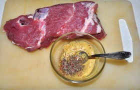 Итак: промыв мясо, не забываем максимально обсушить его бумажными полотенцами, чтобы маринад хорошо «лёг» на его поверхность. Смешиваем горчицу с перцем. Но сначала крепко натираем мясо солью и измельченным чесноком.