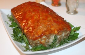 Во время запекания середина рулета приподнимается. И не стоит проверять его на готовность, протыкая – активно начнет выливаться сок. За час рулет точно пропекается.