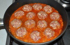 В сковороду выливаем упаковку сливок (200 мл), в закипевший соус выкладываем тефтели, накрываем сковороду крышкой.