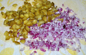 Так же нарезаем огурец. А лук лучше использовать красный, он более мягкий. Вместо огурца можно использовать квашеную капусту. Или добавить ее дополнительно.