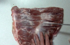 Если все-таки слой рулета толстоват - делаем глубокие надрезы на куске на расстоянии 3-4 см друг от друга. Слой сала обычно оставляем с нижней стороны, но это не принципиально.