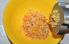 Пропускаем все вместе через крупную решетку мясорубки.