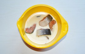 Заливаем рыбу молоком, которое можно подсолить и сдобрить приправой для рыбы, даем полежать в молоке 1-3 часа. Рыба станет намного сочнее и вкуснее.