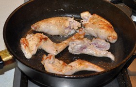 Для качественной жарки в сковороде перекаливаем 4-5 минут масло, раскладываем кусочки мяса, быстро подрумяниваем с обеих сторон, примерно по 2-2,5 минуты сторону.