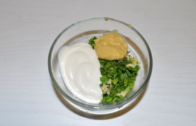 Смешиваем майонез, горчицу, рубленую зелень (кинзу можем заменить петрушкой), измельченный прессом чеснок.