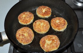 Хорошо разогреваем топленое масло (или в смеси с растительным) на средне-сильном огне. До корочки обжариваем обе стороны, снижаем огонь до слабого и за 4-5 минут доводим до полной готовности под крышкой.