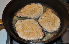Сковороду протираем бумажным полотенцем, ставим на сильный огонь, 4-5 минут  перекаливаем масло , кладем отбивные и жарим по 1 минуте каждую сторону.
