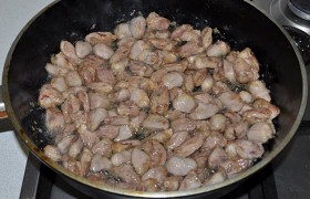 В сковороду выкладываем сердечки, жарим, перемешивая, несколько минут. Как только сердечки станут светлыми, начинают появляться поджаристые корочки – вливаем соус терияки, добавляем имбирь. 