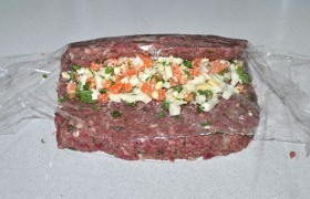 С помощью пленки поднимаем края рулета.