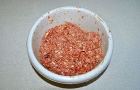 Вынимаем из холодильника промаринованное мясо и – в мясорубку. В фарш добавляем яйцо, вымешиваем, пробуем на соль и добавляем ее, если надо. Фарш отбиваем , т.е. поднимаем на руке и шлепаем обратно в миску раз 20. Он становится пластичнее и лучше держит форму.