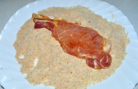 Миндаль измельчаем (мы делали это в кофемолке, по 2-3 секунды порцию кусочков миндаля). Иной способ – замоченные на 20 минут орешки миндаля очищаем и рубим ножом либо измельчаем блендером. Смешиваем с панировочными сухарями. И в этой смеси панируем наши отбивные, крепко прижимая.