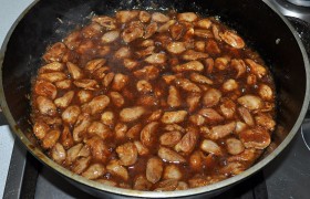 Снижаем огонь и тушим сердечки до мягкости. Если они свежие – то через 2-3 минуты становятся мягкими. Соус быстро густеет. Размороженные сердечки тушим дольше, под крышкой на слабом огне, пока не станут мягкими. Подаем с луком-пореем.