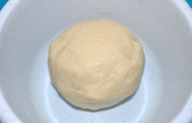 Тесто готовим такое же, как для  куриной отбивной в тесте : кипятим воду, добавляем соль и масло, не спеша заливаем в просеянную муку, активно работая ложкой, замешиваем тесто. Выкладываем на стол, недолго месим его, в итоге скатывая в шар. 