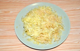 Сырой картофель чистим и натираем на крупной терке.