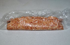 Поднимая оба края пленки, соединяем средний шов. Заделываем края.