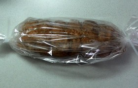 Помещаем рулет в рукав для запекания, закрепляем концы, но неплотно – для выхода пара. Нет рукава - вполне подойдет фольга. Помещаем рулет в форму для запекания или на противень.