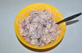 Закрываем и на 2-3 часа убираем в холодильник. Чтобы облегчить себе кухонную жизнь, можно сделать это утром, а готовить в обед или вечером, или даже через сутки.