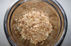 Добавляем все это в фарш, заправляем солью, перцем, хмели-сунели, хорошо вымешиваем руками и 18-20 раз отбиваем .