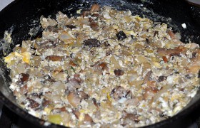 за 2-3 минутки получаем омлет с грибами и луком, который выкладываем в мисочку. Добавляем в него рубленую зелень.