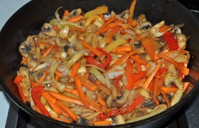 добавляем грибы и сладкий перец, помешиваем еще 3-4 минутки.