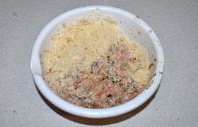 Собираем в миске сало, рыбу, хлеб, лук с зеленью, чеснок, пропущенный через пресс. Приправляем перцем и солью.