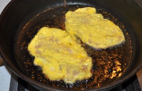 Выкладываем в сковороду, когда на сильном огне уже перекалилось масло . Жарим каждую сторону 1 минуту – отбивным этого достаточно, чтобы прожариться. В этом можно убедиться, прокалывая мясо зубочисткой – она входит мягко, без сопротивления. А вот пережаренное мясо может затвердеть.