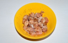Вынув мясо и обсушив его бумажным полотенцем, нарезаем некрупным кубиком, кладем в миску, добавляем все компоненты маринада, перемешиваем, затягиваем пленкой. И тоже даем постоять хотя бы полчасика. У нас есть время, чтобы подготовить овощи и грибы.
