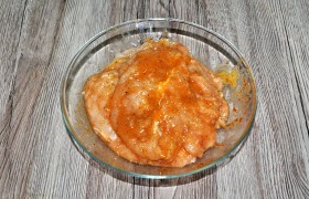 Взбиваем вилкой яйца, добавив столовую ложку растительного масла, чеснок, соль, если любим – перец, мы добавили еще 1 ч. ложку паприки. Этой смесью обмазываем отбитые филе, складываем в контейнер или миску. Остатки маринада заливаем сверху.