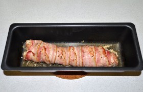 Осталось поместить вырезку в форму, а форму – на 25-35 минут в духовку, где уже есть нужные 210-220°.
Проверив готовность (т.е. с легкостью проколов филе зубочисткой или двузубой вилкой и увидев прозрачный сок) – даем филе отдохнуть 10-15 минут под фольгой на столе, нарезаем и подаем.