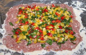 На него распределяем начинку, оставляя свободными края.