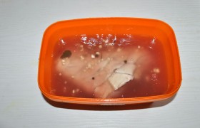 2,5-3 л воды кипятим пару минут вместе с горошками перца, лавровым листом, солью, половинкой веточки розмарина (или целой – это на свой вкус). Заливаем рульку этим маринадом, когда он остынет. Добавляем порубленный чеснок. И оставляем в прохладном месте до готовки.