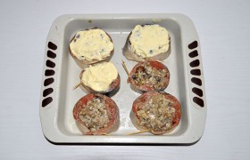 Наполняем стейки начинкой, кладем по ложке майонеза, разравниваем его. Отправляем форму в духовку, заранее включенную на 200°. Запекаем стейки 15 минут, 