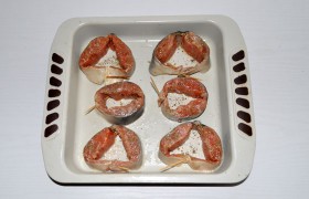 Для надежности соединяем края зубочистками, выкладываем в промазанную маслом форму и посыпаем майораном.