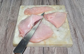 Теперь нам надо разрезать филе. Такие, как у нас на фото – по 240-250 г весом – удобнее так: отделяем тонкую часть (с острым окончанием), а толстую делим вдоль на две части. Получается 3 отбивные из каждого филе плюс одна поменьше из малого филе.