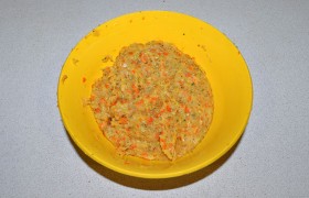 Добавляем зелень, перец и соль. Фарш негустой, поэтому мы пару минут упорно вымешиваем его и 25-30 раз  отбиваем . Теперь фарш вполне готов к формованию. 