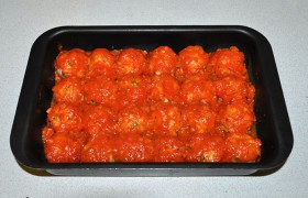 Заливаем соусом сверху.