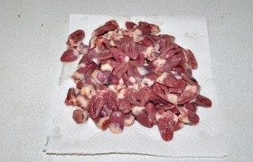 К началу готовки опрокидываем миску в дуршлаг, выкладываем сердечки на бумажные полотенца, промокаем, подсушиваем.