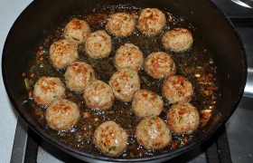 Сковороду с маслом ставим на большой огонь, 4-5 минут ждем, пока  перекаливается масло . Обжариваем фрикадельки до корочки. Выключаем, накрываем, даем постоять 3-4 минуты. При подаче фрикадельки поливаем приготовленным пикантным соусом. И это очень вкусно!