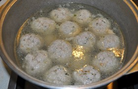 Когда закипел бульон (или вода), добавляем лавровый лист, лимонный сок, соль, перец, огонь снижаем до среднего, чтобы бульон не бурлил. И начинаем не спеша, аккуратно класть в кастрюлю клопсы. После закипания еще уменьшаем огонь, и минут 15-20 клопсы в бульоне (под крышкой) не столько варятся, сколько томятся. У нас был куриный бульон.