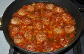 Заливаем соусом фрикадельки и, когда закипит, накрываем, тушим на слабом огне 10 минут.